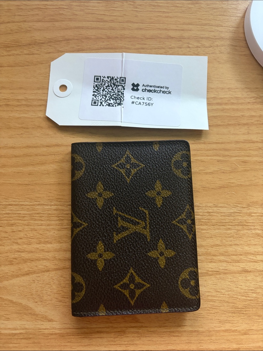 Louis Vuitton Monogram Card Holder - like new!